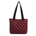 Elegante bolso tote acolchado de nailon burdeos con asas de cincha de color negro - Rojo