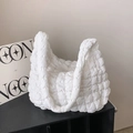 Weiße gesteppte Nylon Cloud Schultertasche mit gepolstertem Riemen in Studio-Umgebung - 45*31*11 / Weiß