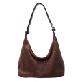 Borsa hobo classica in pelle scamosciata marrone scuro con tracolla su sfondo bianco - Marrone