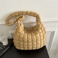Gesteppte beige Puffer-Schultertasche mit klassischer Polsterung und breitem Riemen - Khaki