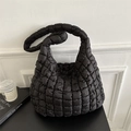 Sac fourre-tout matelassé noir chic avec texture carrée et bretelles souples - Noir