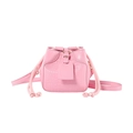 Bolso saco rosa de cuero sintético con estampado de cocodrilo y cordón - Rosa