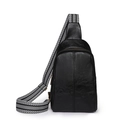 Minimalistische schwarze glänzende PU-Leder Brusttasche mit gestreiftem Web-Schultergurt - Schwarz