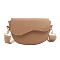 Borsa a sella kaki in pelle PU con patta a onda e ampia tracolla in tessuto - Cachi