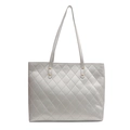 Silbergraue Metallic-Einkaufstasche mit Steppmuster und goldenen Metall-Details - Silber
