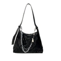Sac Hobo noir à plis tendance avec chaînes argentées et pendentif lapin blanc élégant - Noir