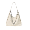 Sac hobo blanc cassé élégant avec texture matelassée et détails de chaîne en argent - Blanc