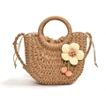Borsa a tracolla intrecciata marrone con fiore crema e pompon rosa su fondo bianco - Stile 1 Cachi