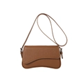 Borsa a mano marrone in pelle sintetica con motivo litchi, fondo curvo e tracolla - Marrone