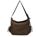 Dunkelbraune Canvas-Umhängetasche mit verstellbarem Gurt und seitlicher Zugtasche - Grün