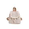 Minimalistischer gewebter Rucksack in Creme mit Holzperlen und braunen Canvas-Trägern - Cremeweiß