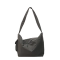Bolso bandolera gris oscuro minimalista con correa anudada y bolsillo lateral funcional - Gris