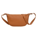 Moderne braune Halbmond-Umhängetasche aus PU-Leder mit Kieselstruktur und Gold-Zipper - Gelbbraun