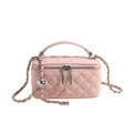 Rosafarbene gesteppte Vanity-Box-Tasche mit silberner Kette und elegantem Griff - Rosa
