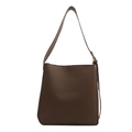 Borsa a secchiello minimalista in pelle PU marrone scuro con ampia tracolla regolabile - Marrone