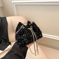Bolso cubo de lentejuelas negras con cadena de perlas mostrado en un ambiente suave - Negro