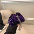 Bolso cubo de lentejuelas moradas con cadena plateada y detalles de perlas - Morado