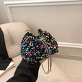 Bolso saco de lentejuelas de colores con cadena plateada y dijes de perlas - Colorido