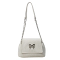 Borsa a tracolla bianca in ecopelle con fibbia a farfalla argento e catenina elegante - Bianco Sporco