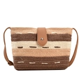 Sac bandoulière minimaliste en paille tressée avec rayures marron et rabat en cuir - Kaki