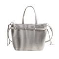 Silberne plissierte Handtasche aus Kunstleder mit Schultergurt und Kordelzug-Detail - Silber