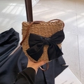Borsa a tracolla in paglia da donna con grande fiocco in raso nero e cinturino in pelle - Cachi