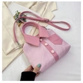 Sac à main rose style chemise avec col et boutons sur fond de tissu crème - Rose
