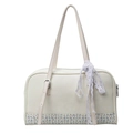 Bolso Boston de PU blanco con fondo de retazos florales y correa ajustable al hombro - Blanco Roto