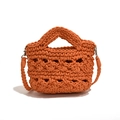 Handgefertigte grob gestrickte Umhängetasche in Orange mit geometrischem Muster - Orange