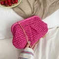 Fuchsia stro geweven cloud clutch met gouden ketting voor zomerse vakanties - rozenroze