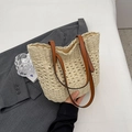 Große beige geflochtene Strohtasche mit braunen Ledergriffen für den Sommerurlaub am Strand - Khaki