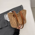 Handgewebte Strohtasche mit braunen Ledergriffen und aufwendigem Netzmuster - Braun
