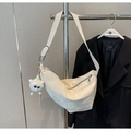 Weiße sichelförmige Umhängetasche mit floraler Textur und Plüschtier-Anhänger - Beige mit Anhänger