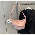 Rosafarbene halbmondförmige Umhängetasche mit Marmorstruktur und Plüsch-Anhänger - Rosa Mit Anhänger