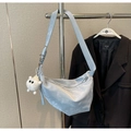 Hellblaue Halbmond-Umhängetasche mit Plüschbär-Anhänger und matter Textur-Optik - Blau mit Anhänger