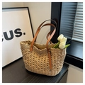 Bolso de playa de paja calada a la moda con asas de cuero marrón en beige claro - Tostado