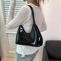 Borsa hobo in pelle verniciata nera lucida da donna con silhouette a mezzaluna elegante - Nero