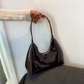 Borsa hobo marrone scuro lucida con elegante finitura in vernice e tracolla a spalla - Marrone