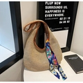 Hobo-Tasche aus beigem Strohgewebe mit braunem Lederbesatz und blau gemustertem Seidenschal - Mit Seidenschal