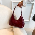 Borsa hobo in vernice rosso scuro con finitura lucida e logo in rilievo - Borgogna