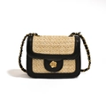 Stroh-Umhängetasche mit schwarzem Lederbesatz und goldener Kamelienschnalle in Beige - Schwarz