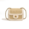 Borsa a tracolla chic in paglia beige con finiture in ecopelle bianca e chiusura floreale oro - Bianco