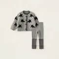 Grijze gebreide babykledingset met sterrenvest en leggings met ruches in stijl - 80 / Boven- En Onderstuk / Grijs