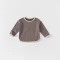 Gestreept katoenen T-shirt met lange mouwen voor kinderen in koffiepaars en beige met boorden - 130 / Koffie-Wit Gestreepte