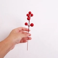 Dettaglio di un ramo con bacche rosse natalizie artificiali per decorazioni fai-da-te - 7 Teste Con Filo