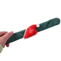 Detail eines grünen Schnapparmbands mit Plüsch-Weihnachtsmütze und weißer Schneeflocken-Stickerei - Weihnachtsmützen-Stil