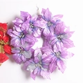 Detalle de los pétalos de poinsettia artificiales morados con detalles de hojas plateadas - Púrpura