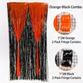 Dettaglio del set di tende a frange arancioni e nere 1x2M per decorazioni di Halloween - Tenda in Lamina Arancione e Nera