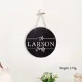 Targa natalizia rotonda in legno personalizzata con cordino di canapa naturale - Stile Insegna Sospesa Nera Famiglia LARSON