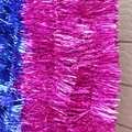 Détail de guirlandes de Noël rose et bleu brillant avec texture métallique réfléchissante - 2 Mètres / Rose Rouge